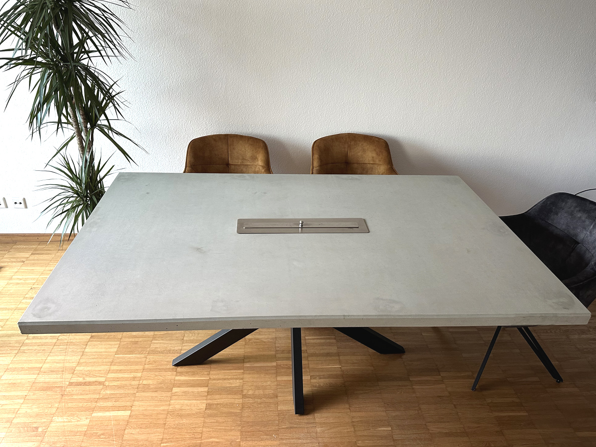 DEFEBA - Tisch mit Betonplatte